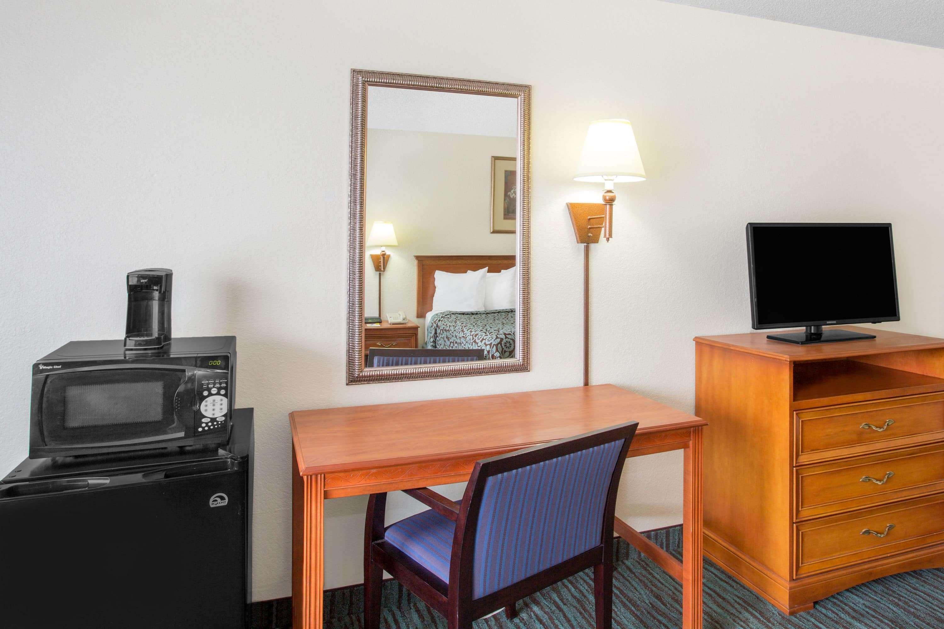 Days Inn By Wyndham Titusville Kennedy Space Center Экстерьер фото