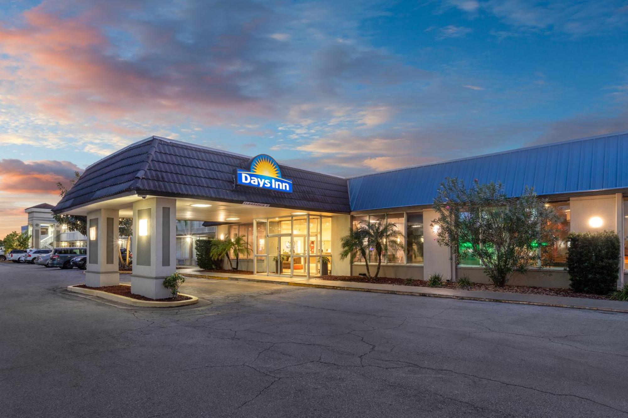 Days Inn By Wyndham Titusville Kennedy Space Center Экстерьер фото