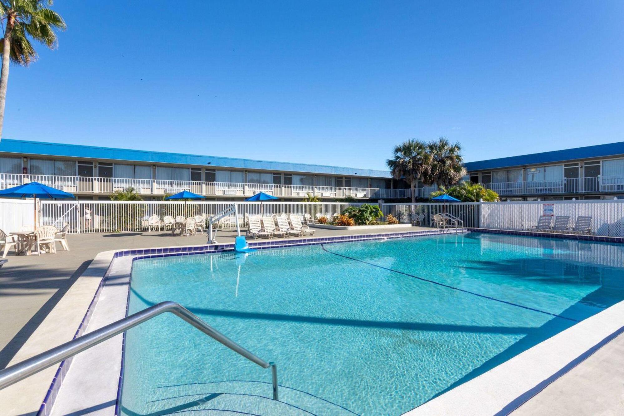 Days Inn By Wyndham Titusville Kennedy Space Center Экстерьер фото