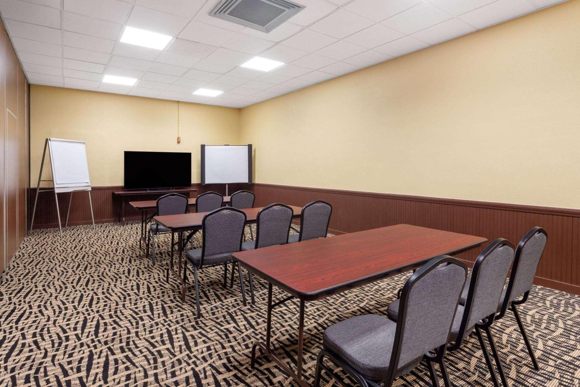 Days Inn By Wyndham Titusville Kennedy Space Center Экстерьер фото