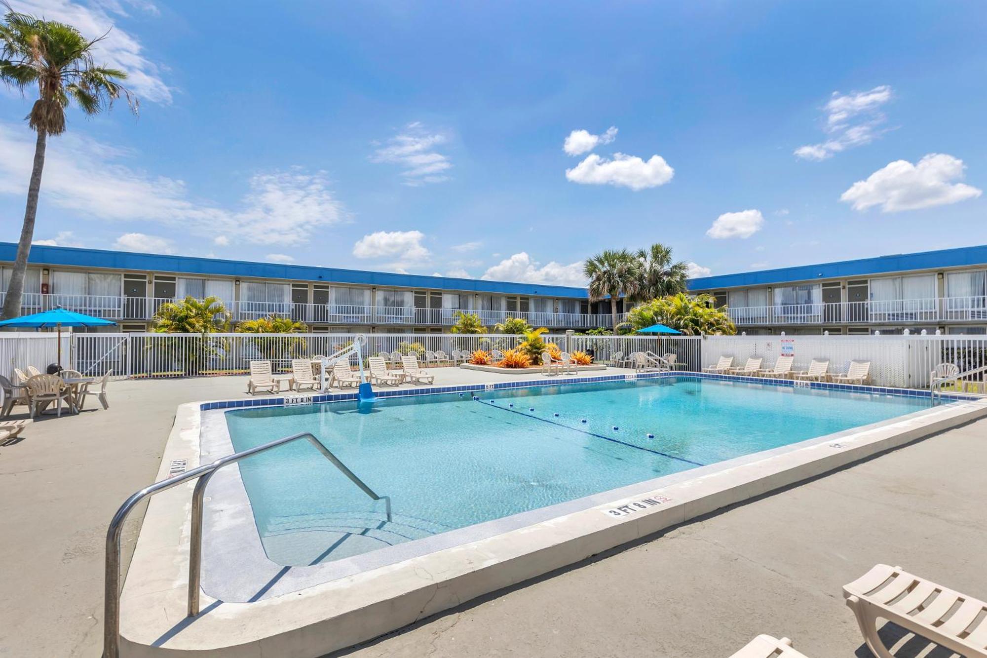 Days Inn By Wyndham Titusville Kennedy Space Center Экстерьер фото