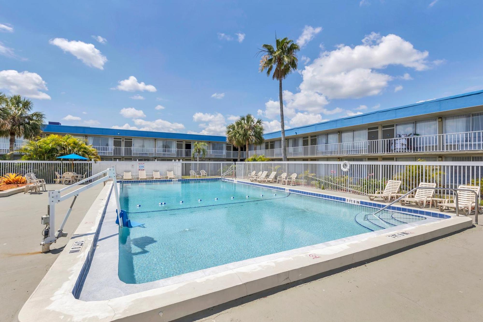 Days Inn By Wyndham Titusville Kennedy Space Center Экстерьер фото