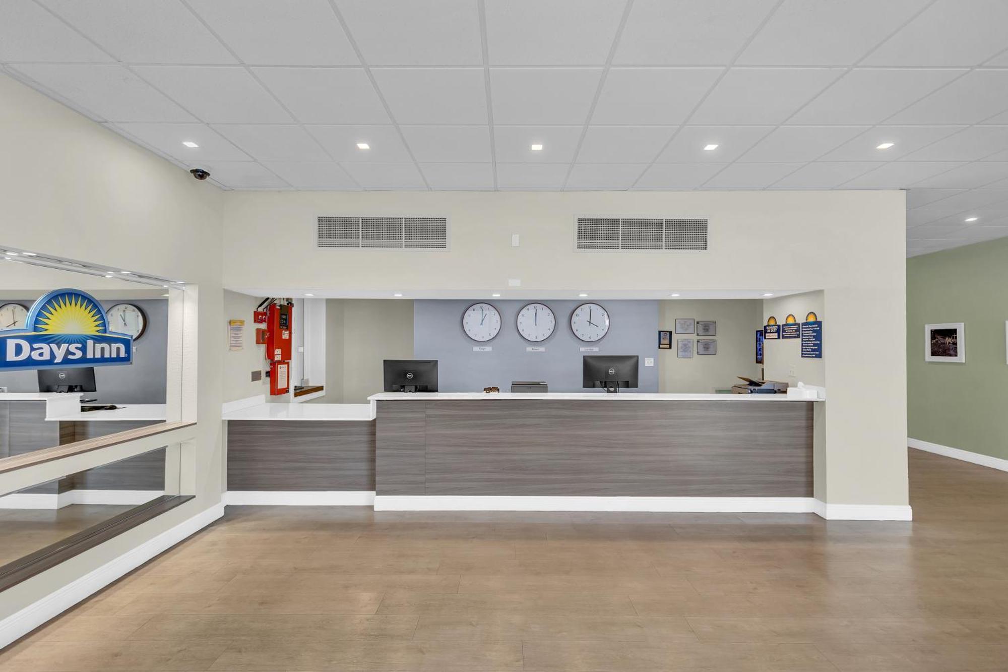 Days Inn By Wyndham Titusville Kennedy Space Center Экстерьер фото