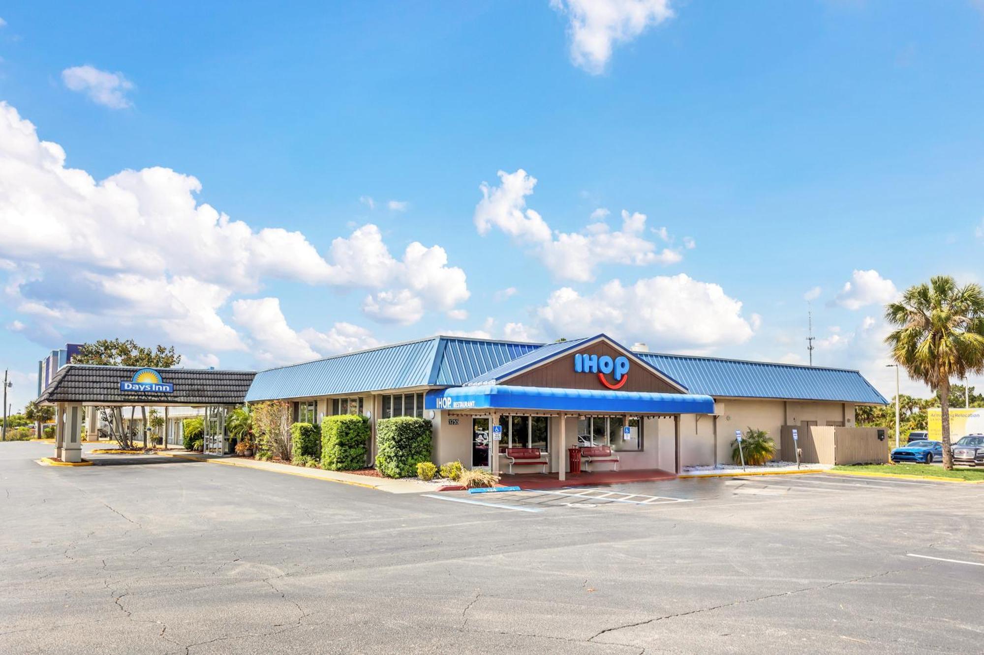Days Inn By Wyndham Titusville Kennedy Space Center Экстерьер фото