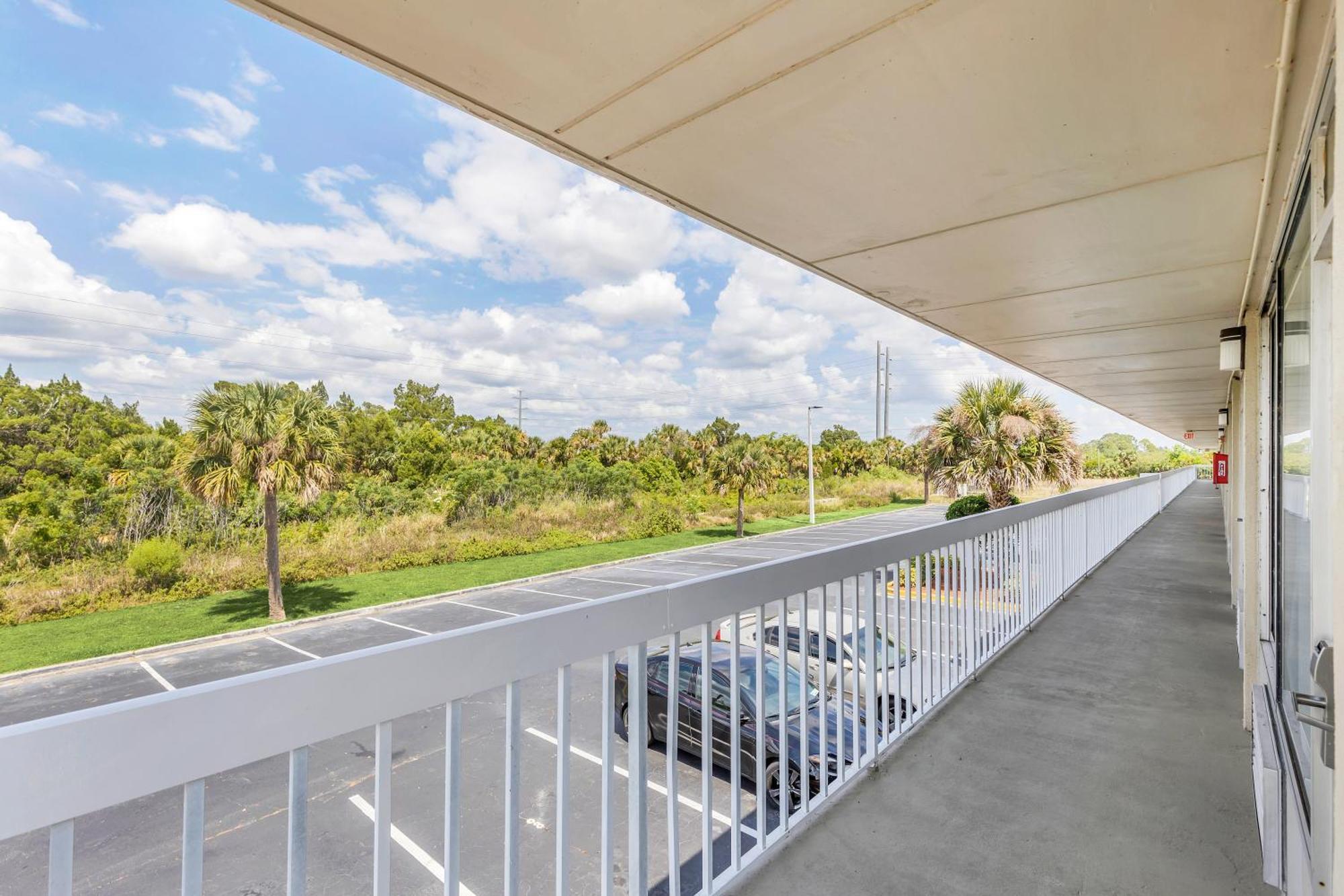Days Inn By Wyndham Titusville Kennedy Space Center Экстерьер фото