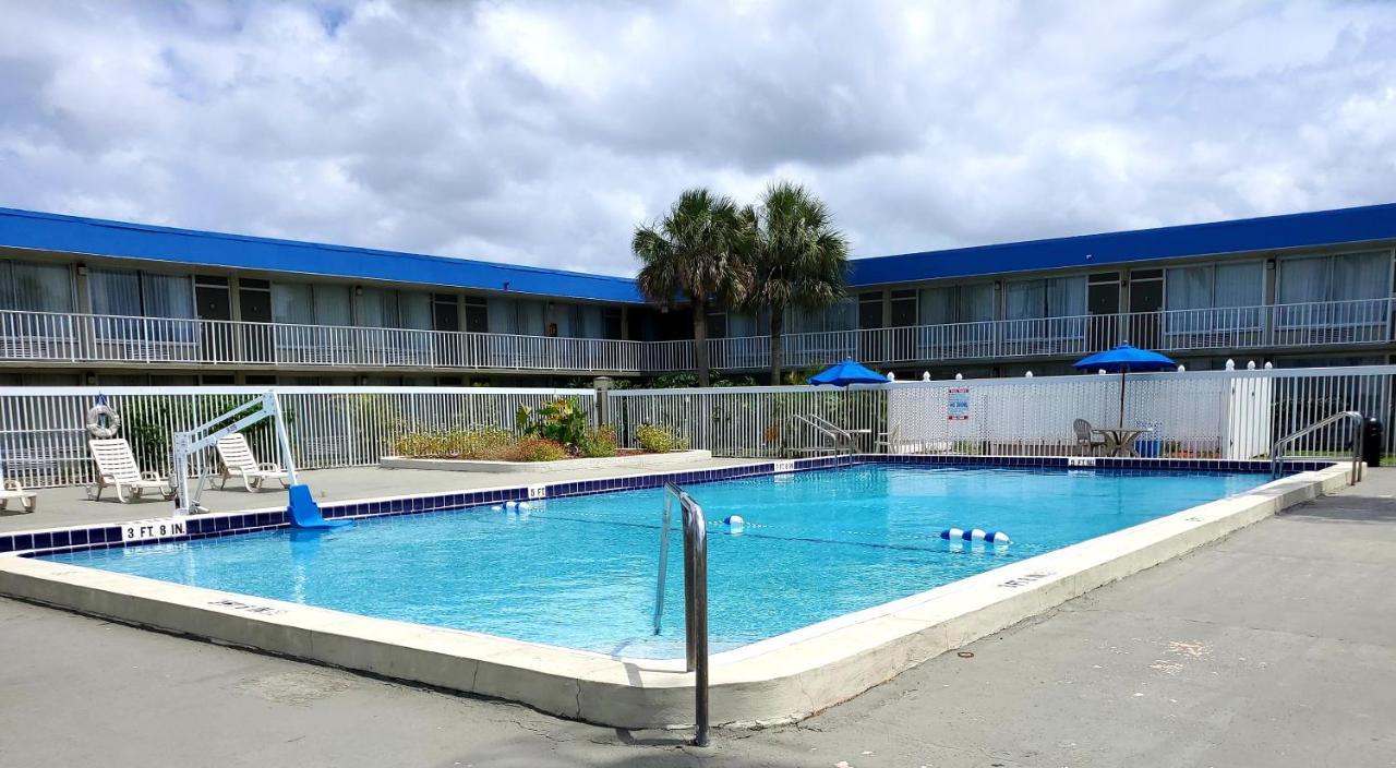 Days Inn By Wyndham Titusville Kennedy Space Center Экстерьер фото