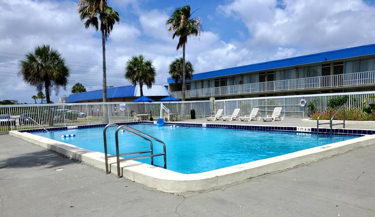 Days Inn By Wyndham Titusville Kennedy Space Center Экстерьер фото